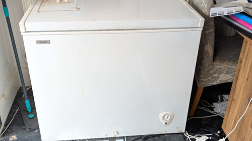 Fridgemaster white chest - white,